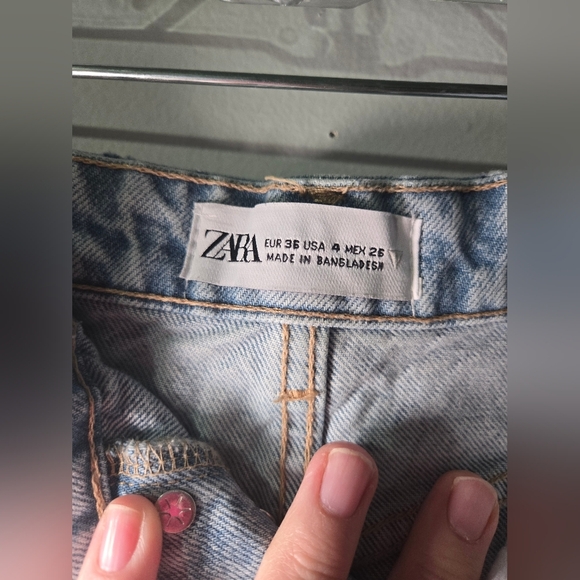 Zara Denim Blue Jean Shorts Buttonfly Women's Size 4 Distressed - Picture 6 of 6